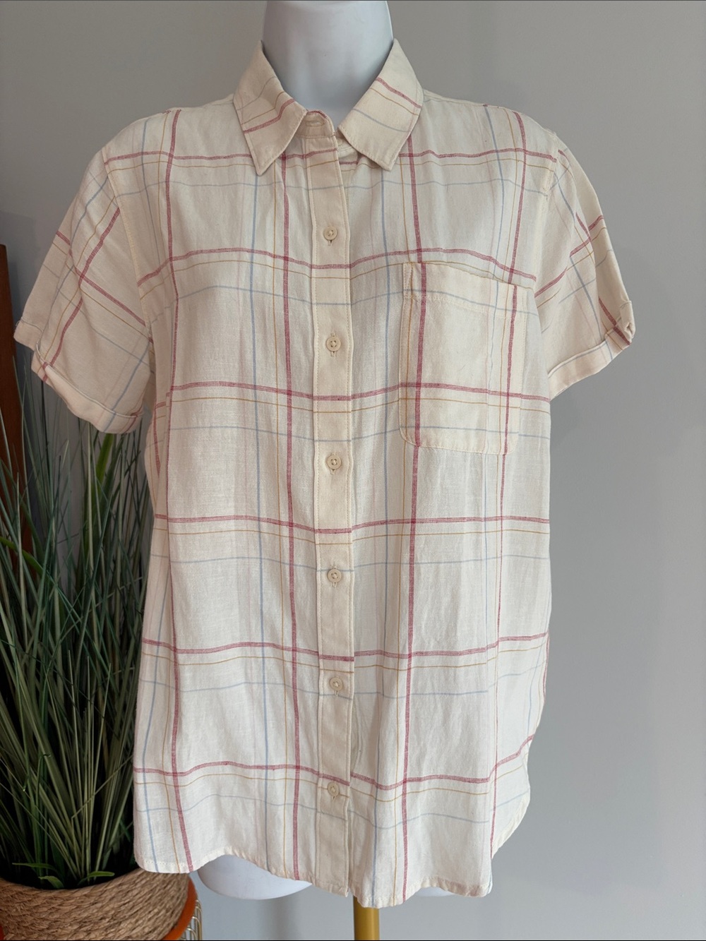 Women’s Casual Cream Levi’s Plaid Short-Sleeve Button-Down Shirt